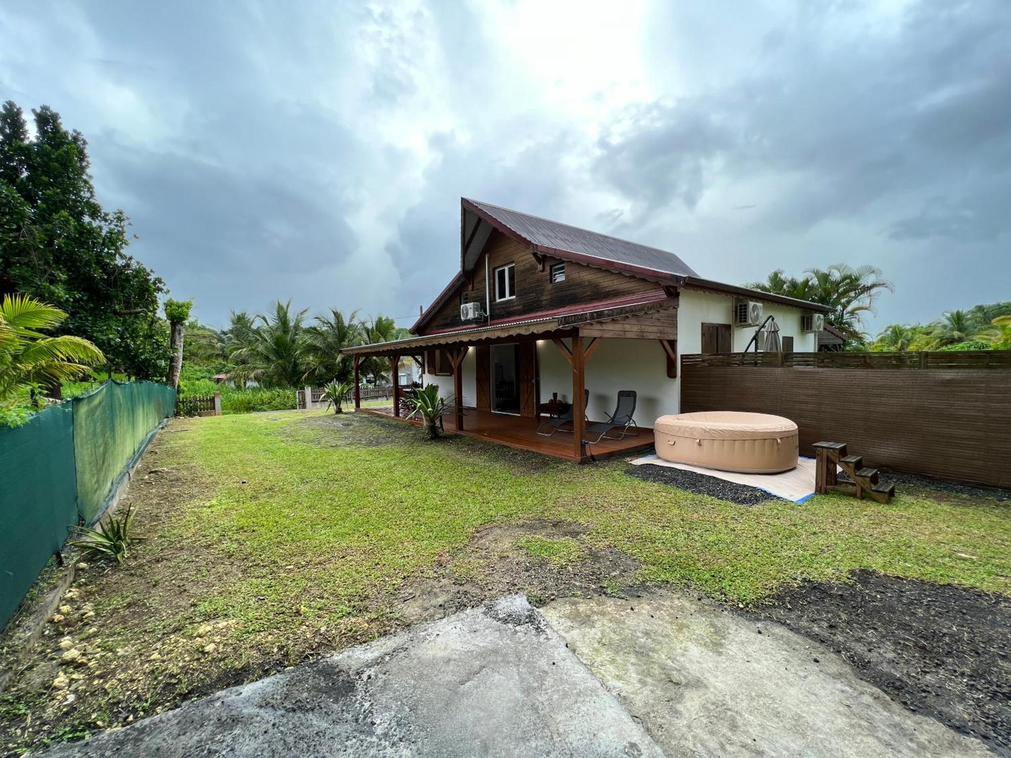Villa Au Calme Avec Jacuzzi, Villa Le Boursoie Les Abymes Eksteriør bilde