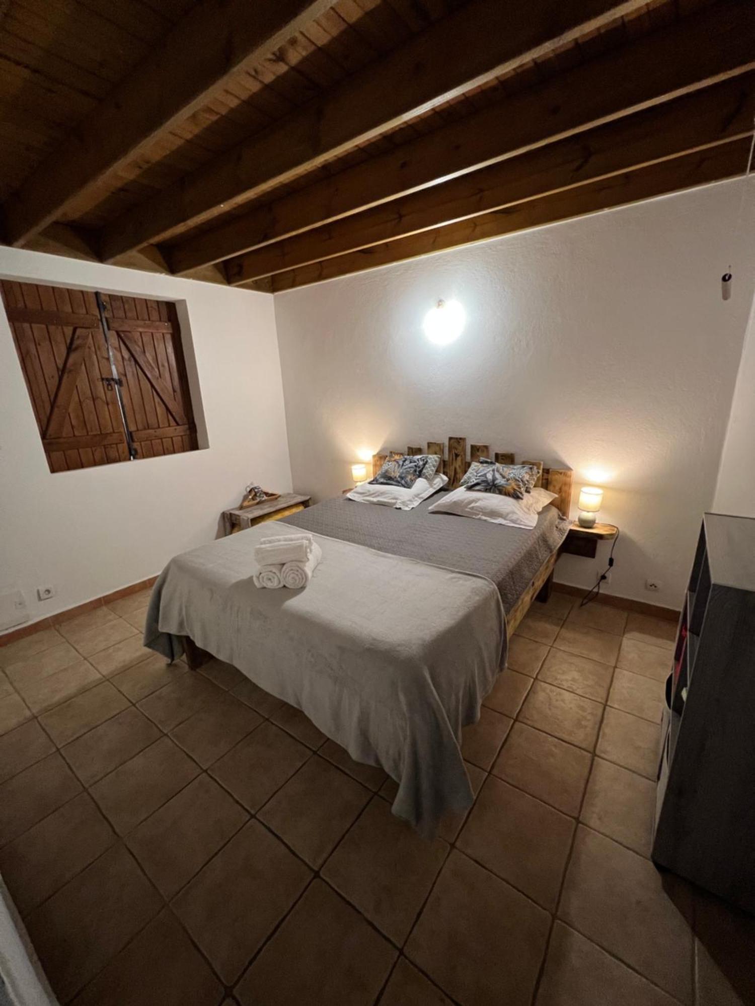Villa Au Calme Avec Jacuzzi, Villa Le Boursoie Les Abymes Eksteriør bilde
