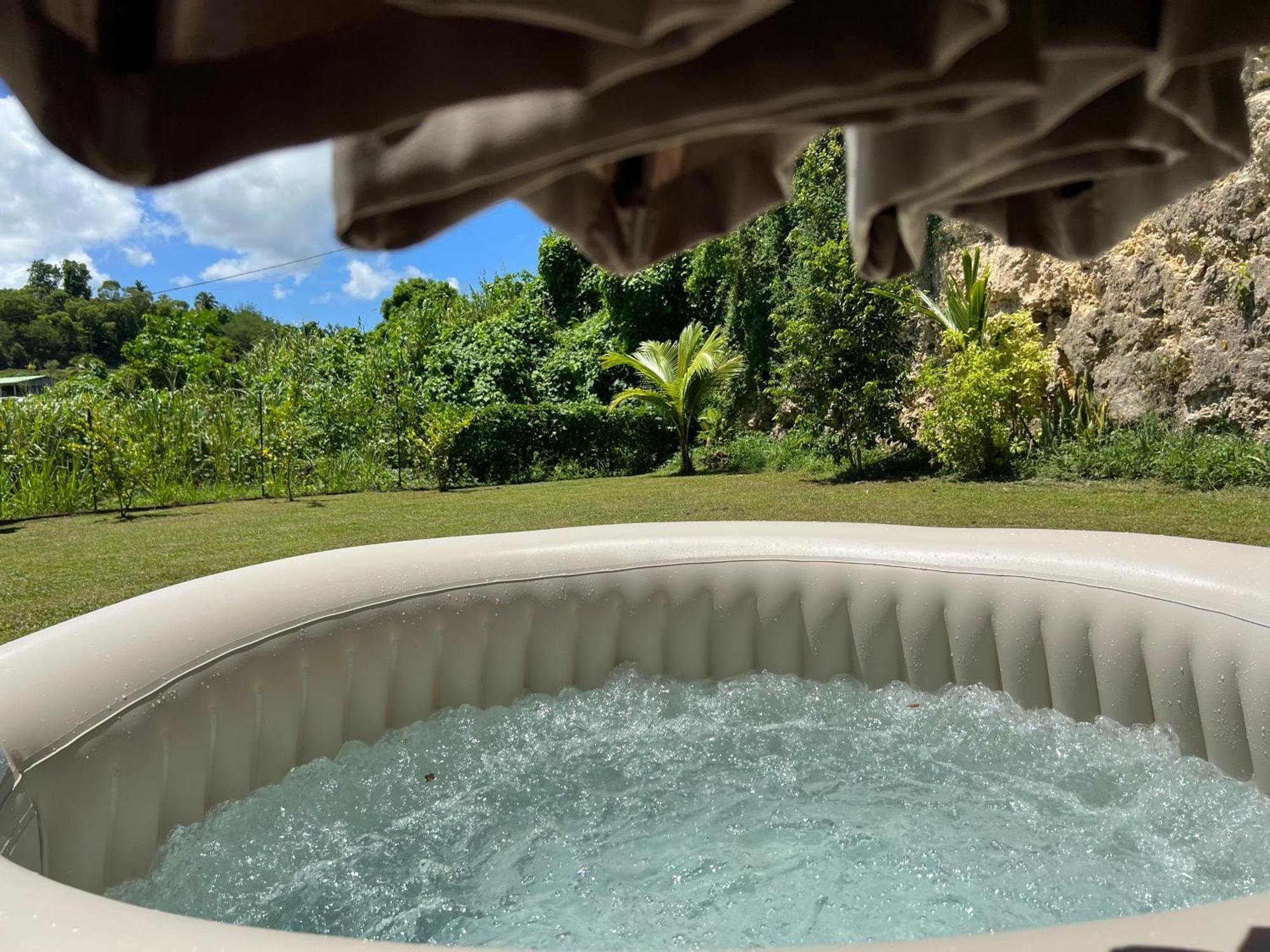 Villa Au Calme Avec Jacuzzi, Villa Le Boursoie Les Abymes Eksteriør bilde