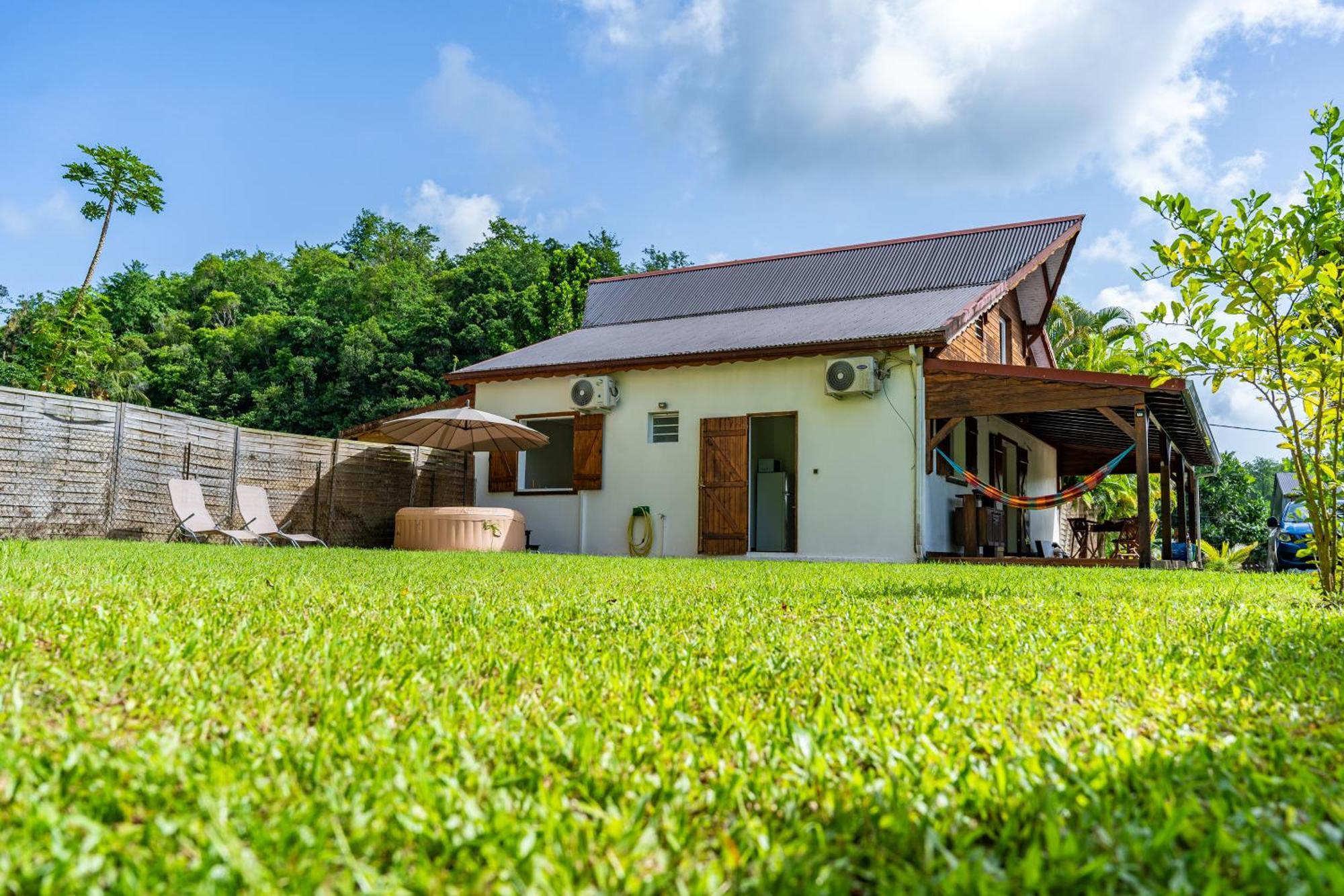 Villa Au Calme Avec Jacuzzi, Villa Le Boursoie Les Abymes Eksteriør bilde