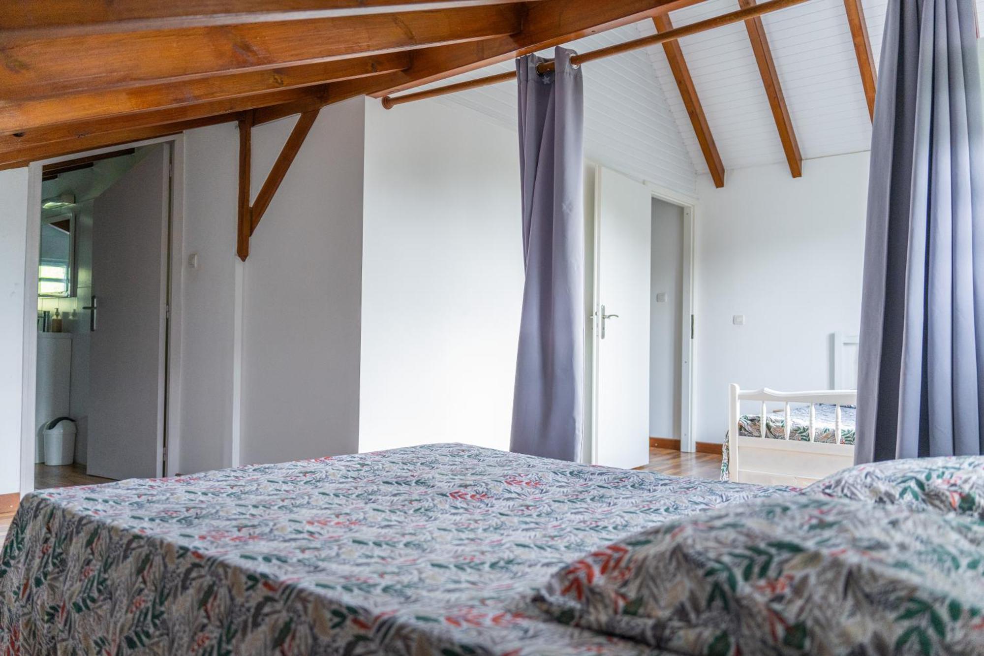Villa Au Calme Avec Jacuzzi, Villa Le Boursoie Les Abymes Eksteriør bilde